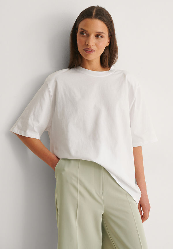 NA-KD Trend Ekologisk boxig t-shirt med axelvaddar - White