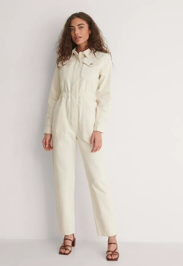 NA-KD Trend Ekologisk denim jumpsuit med elastisk midja - Offwhite