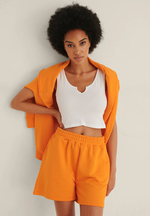 NA-KD Trend Ekologisk shorts med elastisk midja - Orange