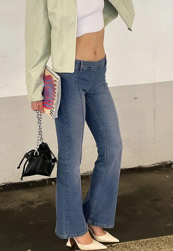 NA-KD Trend Jeans med låg midja och smala ben - Blue