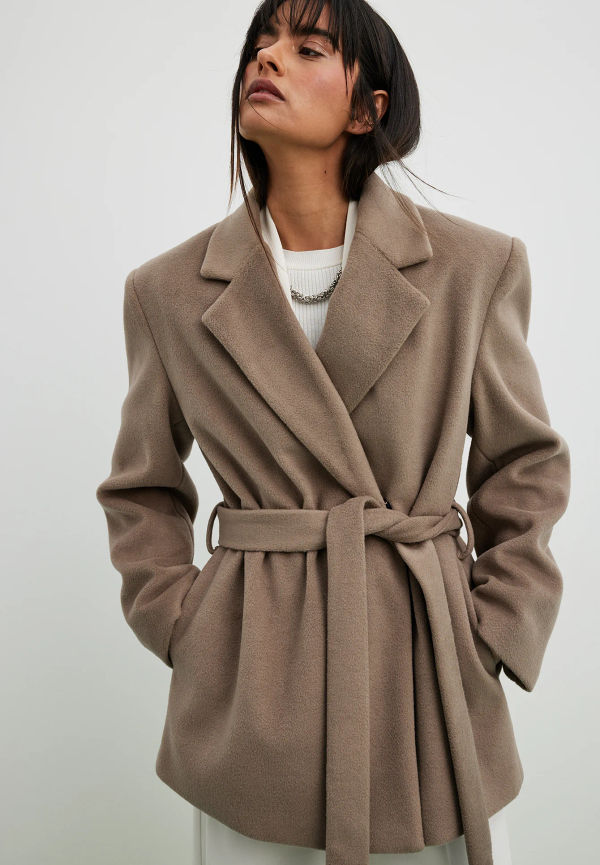 NA-KD Trend Klassisk kort kappa med bälte - Beige