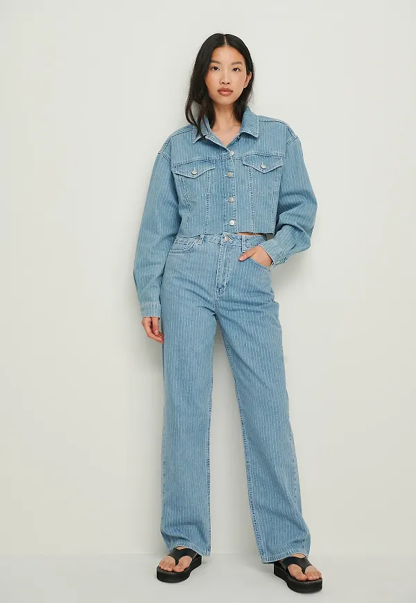 NA-KD Trend Kritstrecksrandiga raka jeans - Blue