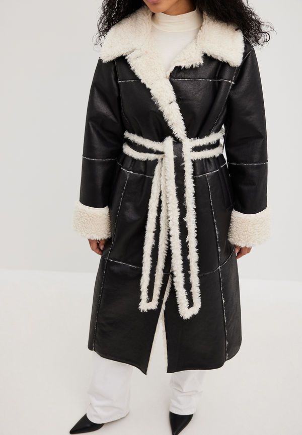NA-KD Trend Lång kappa i bondat material och detaljer i fuskpäls - Black