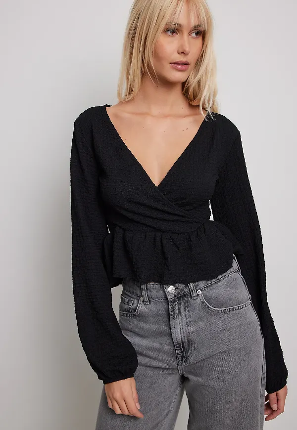 NA-KD Trend Omlott-topp med detaljer - Black