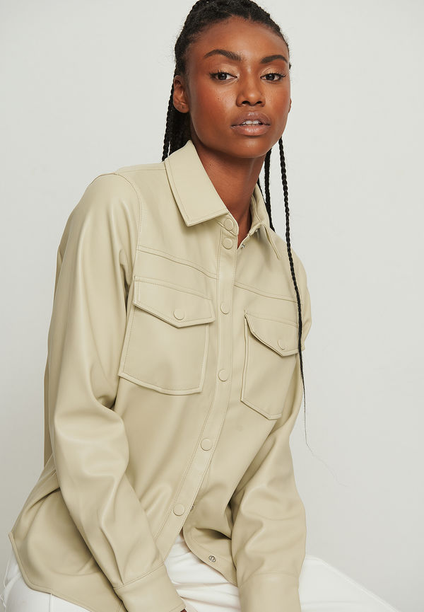 NA-KD Trend PU-skjorta med dubbla fickor - Beige