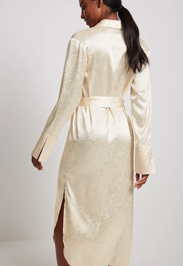 NA-KD Trend Satin maxi-skjortklänning - Beige