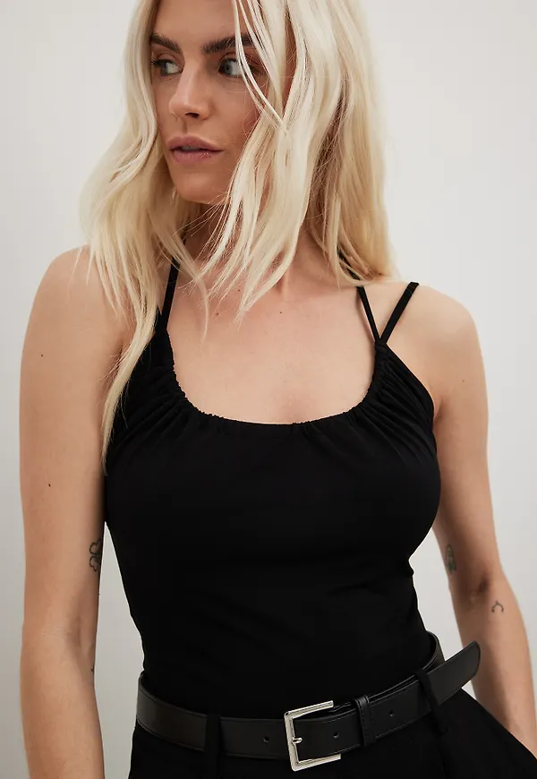 NA-KD Trend Singlet med drapering fram och dubbla band - Black
