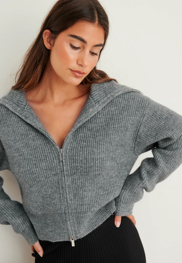 NA-KD Trend Stickad kofta med stor krage och blixtlås - Grey