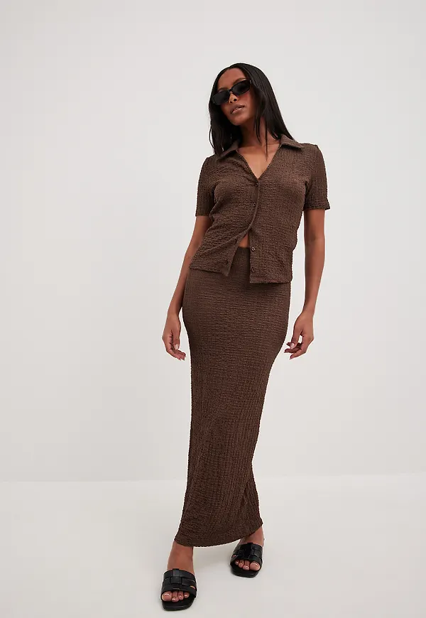NA-KD Trend Strukturerad tightsittande midikjol - Brown