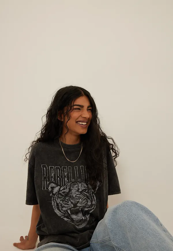 NA-KD Trend T-shirt med Rebellious-tryck - Black