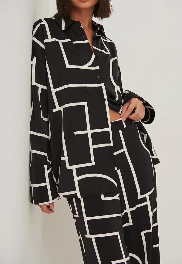 NA-KD Trend Tryckt satinbyxor - Black