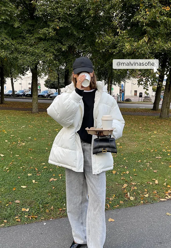 NA-KD Trend Återvunnen vadderad jacka med dragsko i midjan - Offwhite
