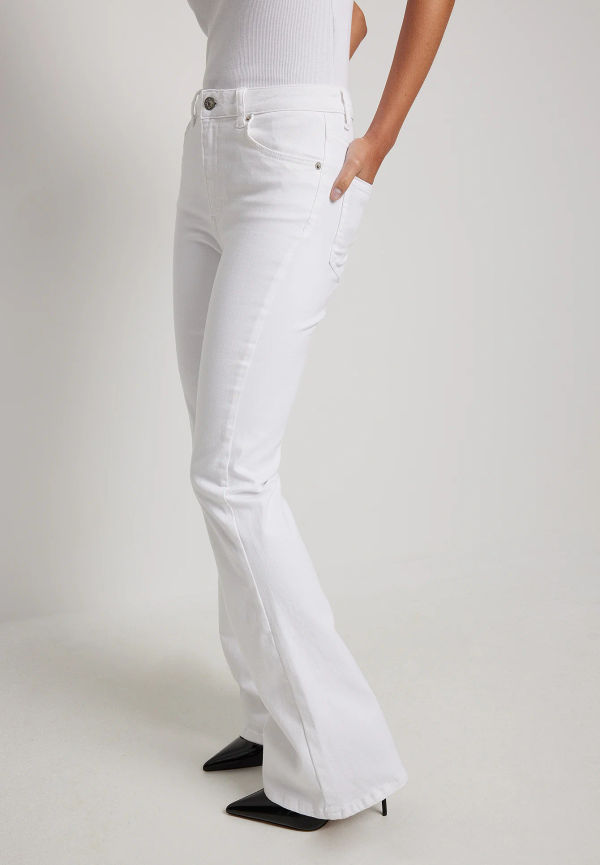 NA-KD Utsvängda, stretchiga jeans med hög midja - White