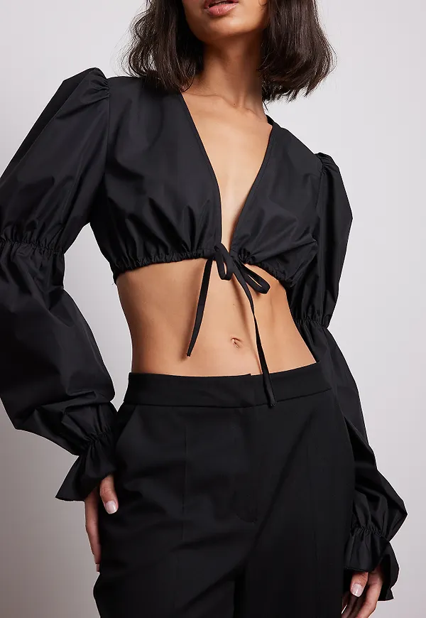 NA-KD V-ringad blus med puffärm - Black
