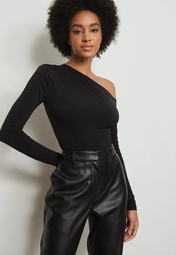 NA-KD Party Asymmetrisk draperad topp - Black