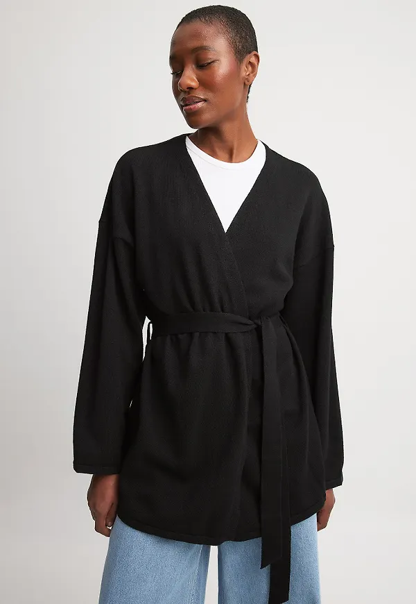 NA-KD Stickad cardigan med omslag - Black
