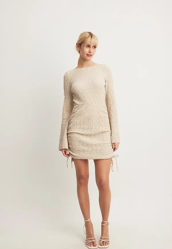 NA-KD Strukturerad miniklänning med dragsko - Beige