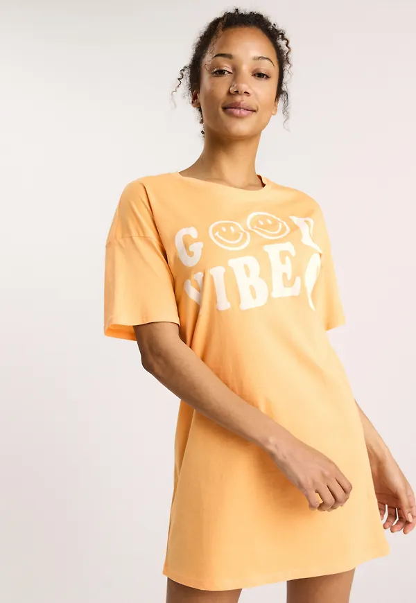 Nattlinne i t-shirt-modell
