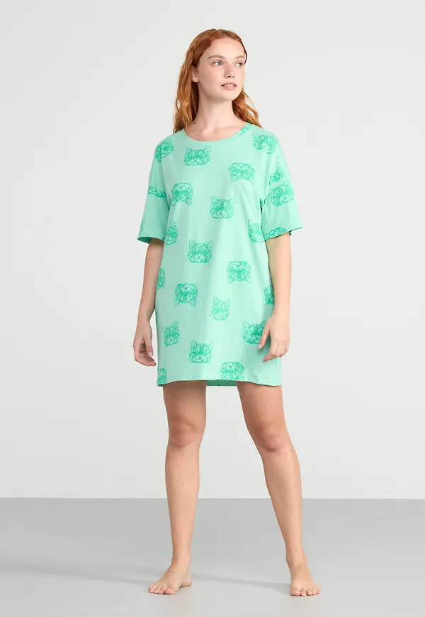 Nattlinne i t-shirt-modell