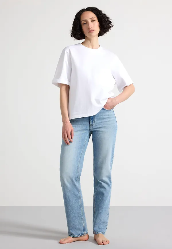 STRAIGHT Nea jeans med lätt stretch