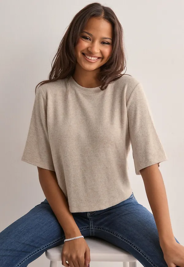 Nelly - Beige - Soft Luxe Tee