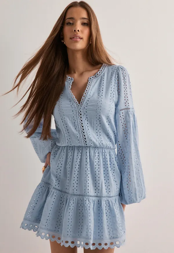 Nelly - Blå - Embroidered Dress