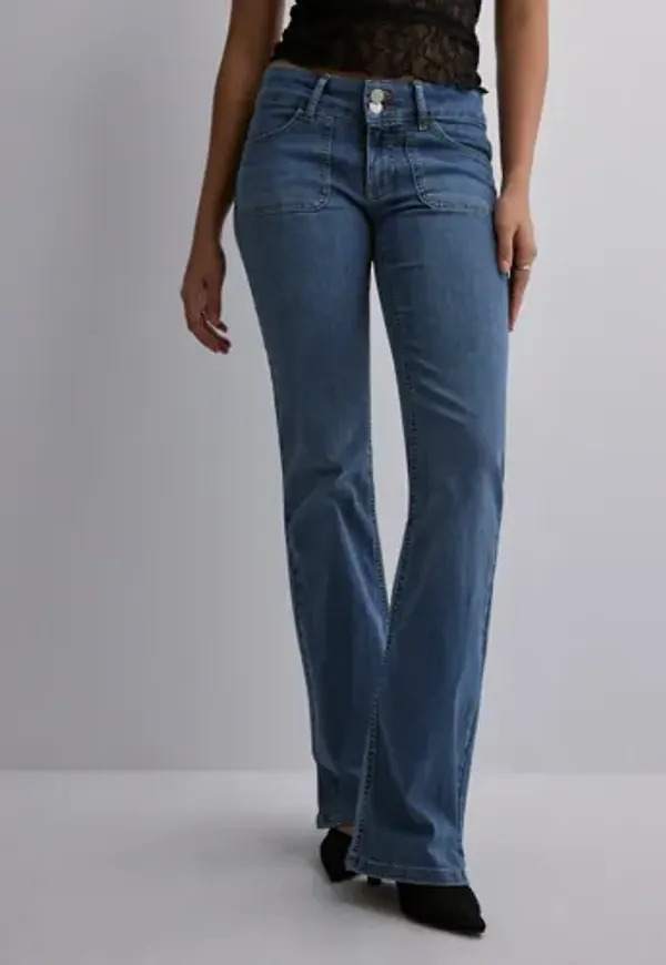 Nelly - Blå - Low Waist Bootcut Jeans