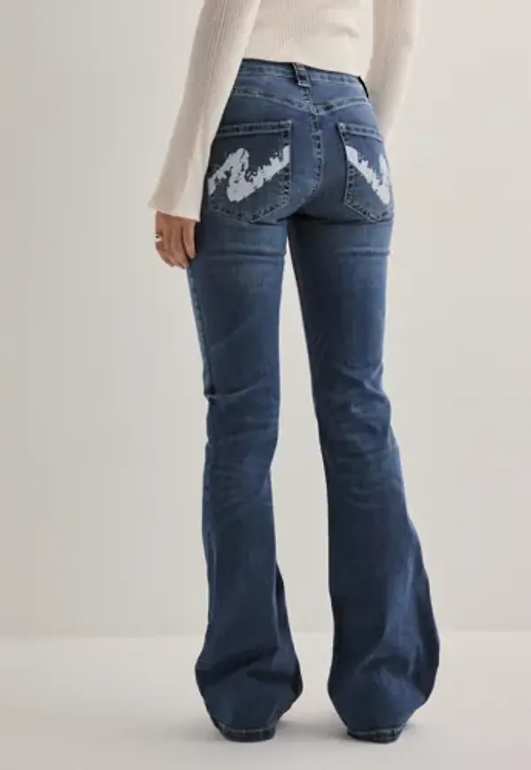 Nelly - Blå - Low Waist Bootcut Print Jeans