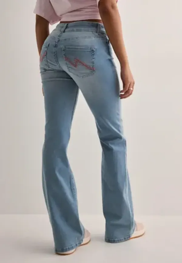 Nelly - Blå - Low Waist Bootcut Stitch Jeans