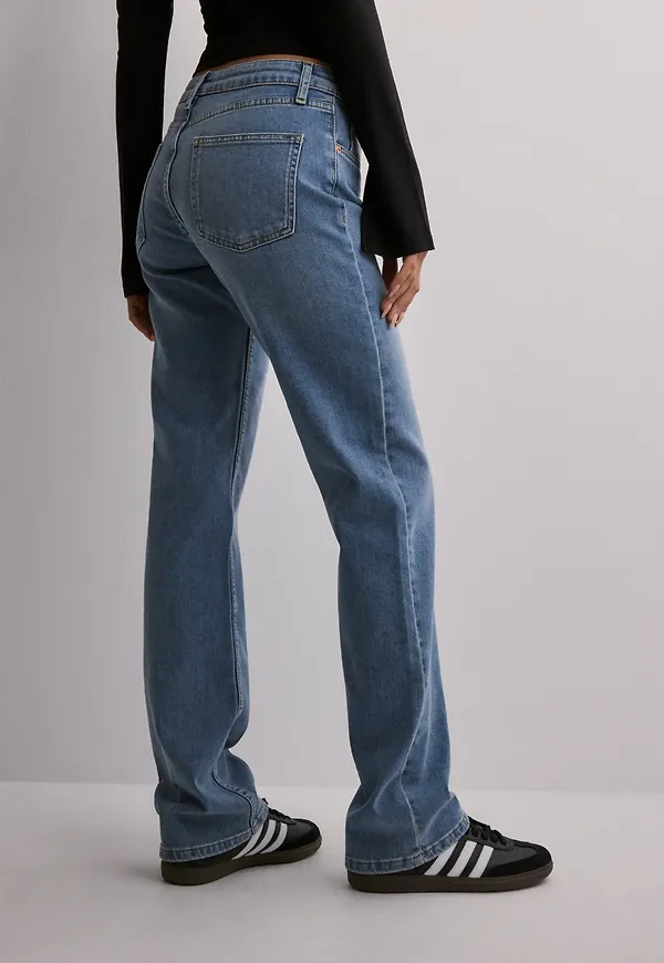 Nelly - Blå - Low Waist Straight Leg Jeans