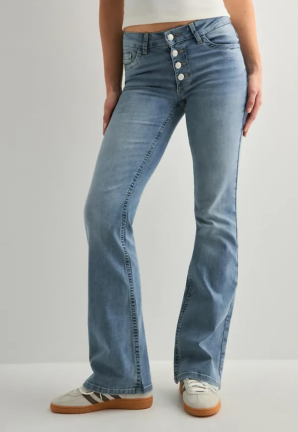 Nelly - Blå - Mid Waist Button Jeans