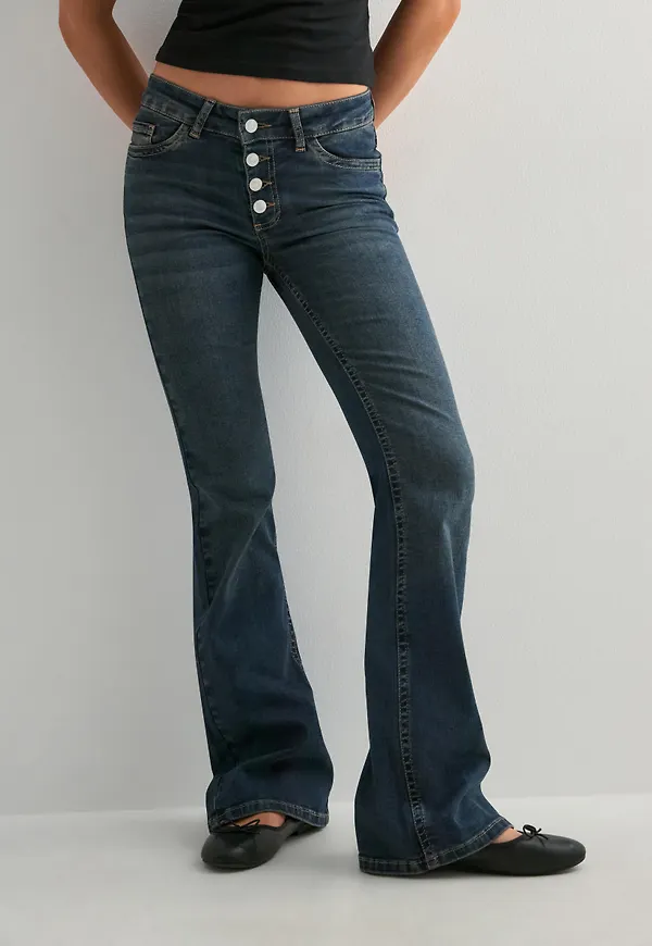 Nelly - Blå - Mid Waist Button Jeans