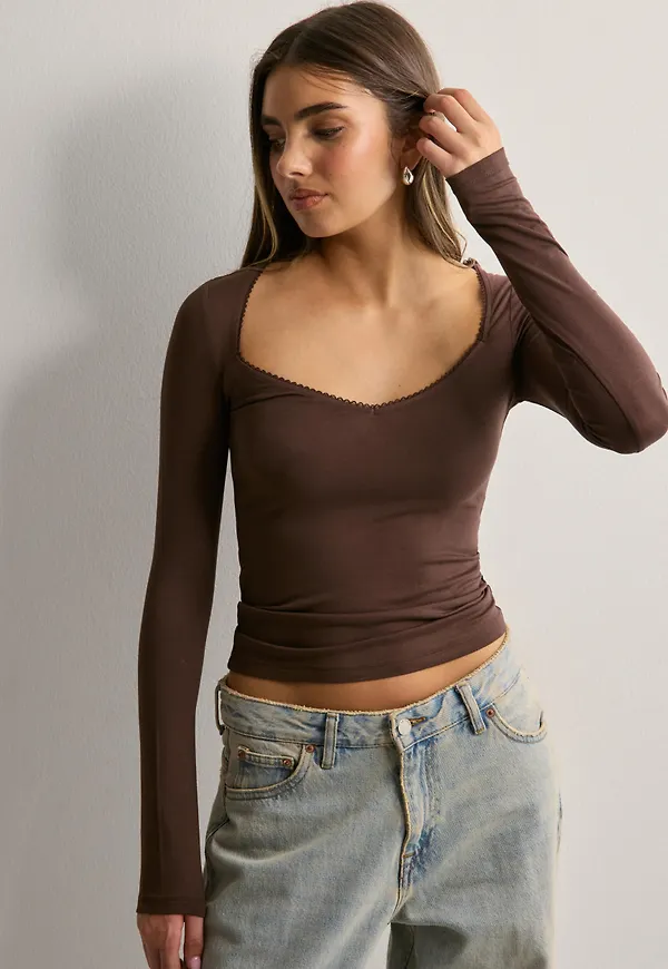 Nelly - Brun - Romance Shape LS Top