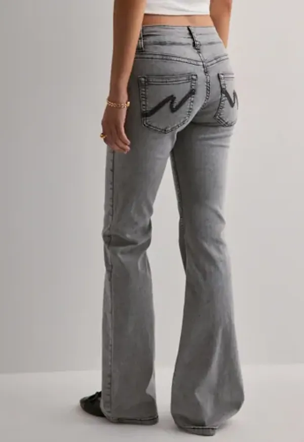 Nelly - Grå - Low Waist Bootcut Stitch Jeans