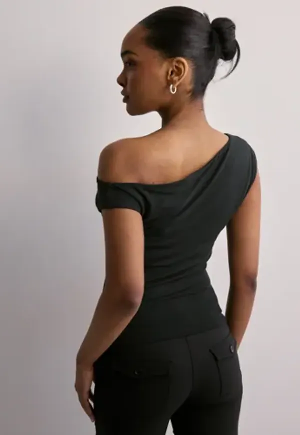 Nelly - Svart - Asymmetric Shoulder Top