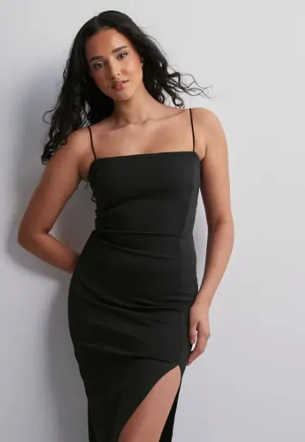Nelly - Svart - Bodyhugging Slit Dress