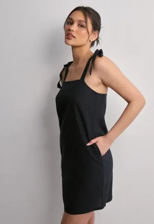 Nelly - Svart - Bow Linen Dress