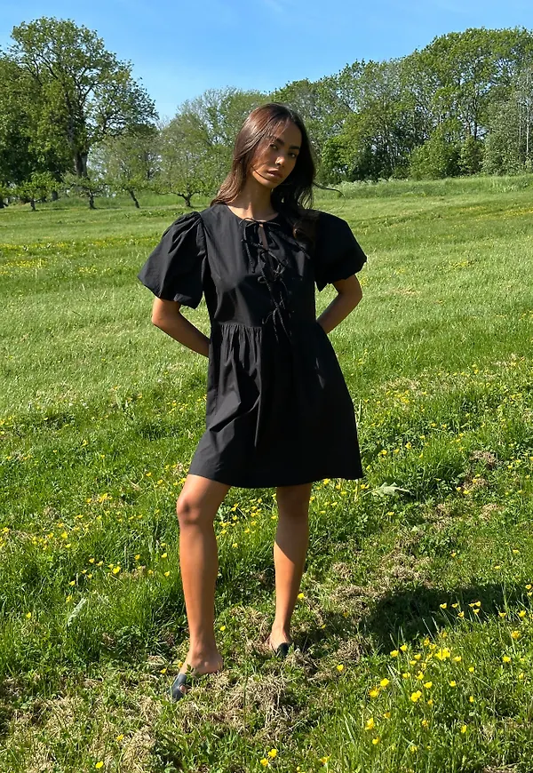 Nelly - Svart - Bow Puff Sleeve Dress