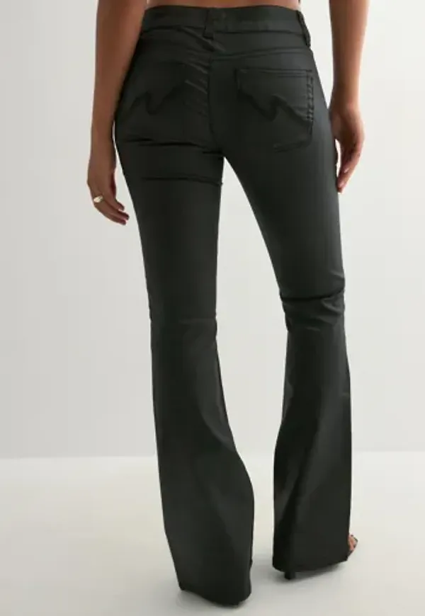 Nelly - Svart - Coated Low Waist Stitch Jeans