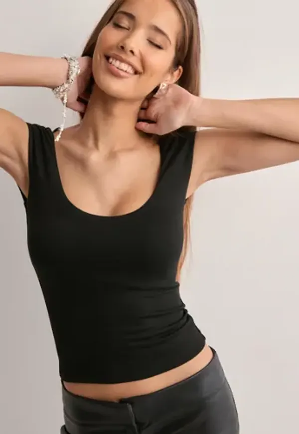 Nelly - Svart - Deep Scoop Neck Top
