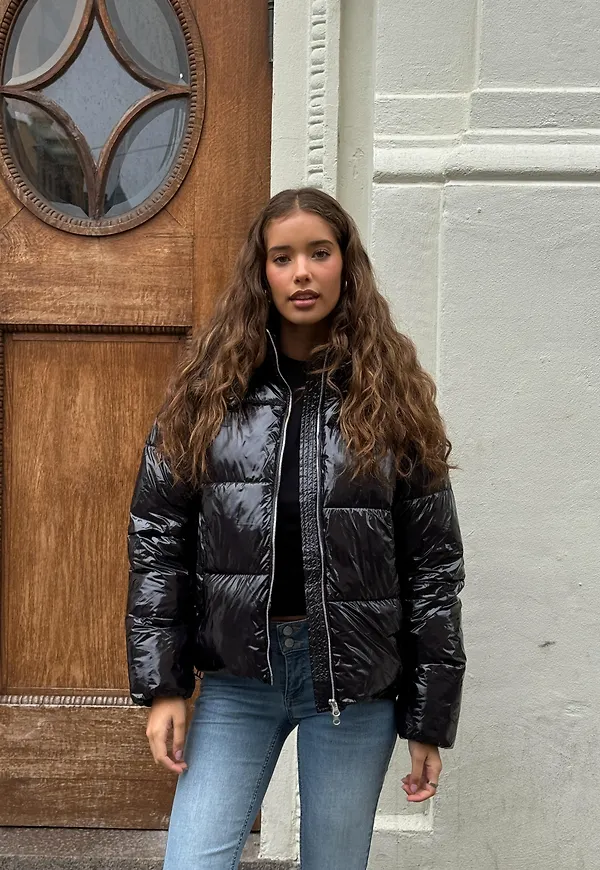 Nelly - Svart - Everyday Shiny Puffer Jacket