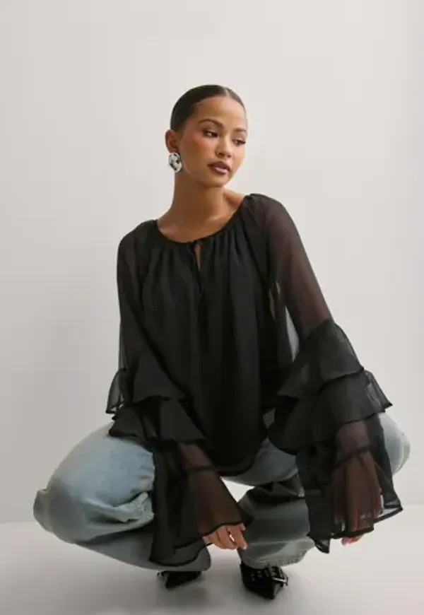 Nelly - Svart - Flounce Sleeve Blouse