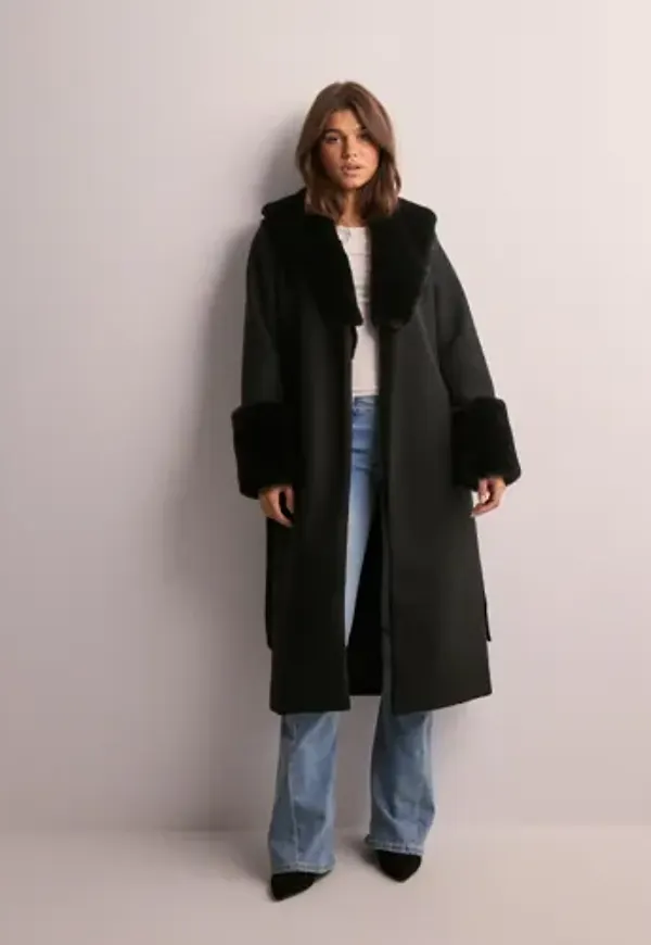 Nelly - Svart - Fur Detailed Coat