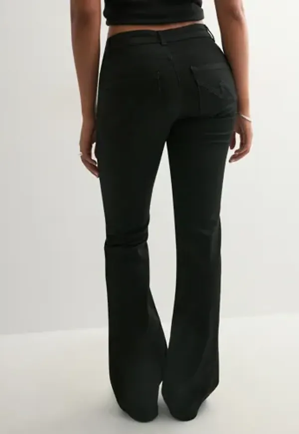 Nelly - Svart - Low Waist Perfect Bootcut Jeans