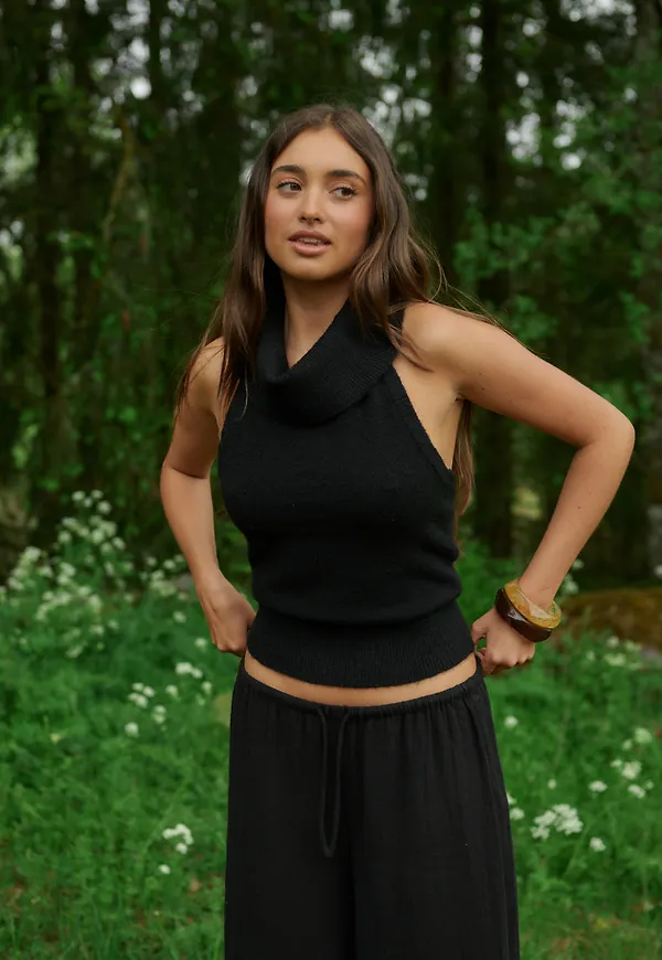 Nelly - Svart - Open Back Polo Knit Vest