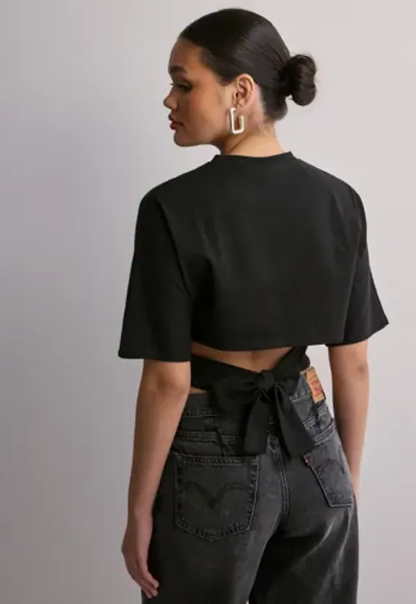 Nelly - Svart - Open Back Tie Tee