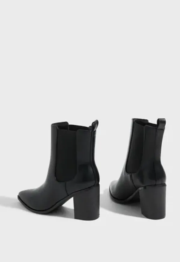 Nelly - Svart - Pointy Chelsea Heeled Boot