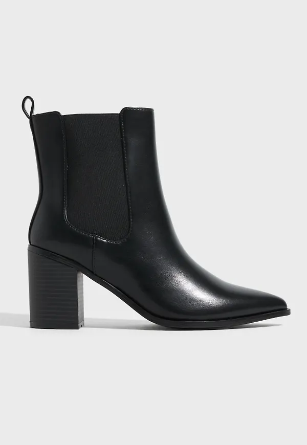 Nelly - Svart - Pointy Chelsea Heeled Boot