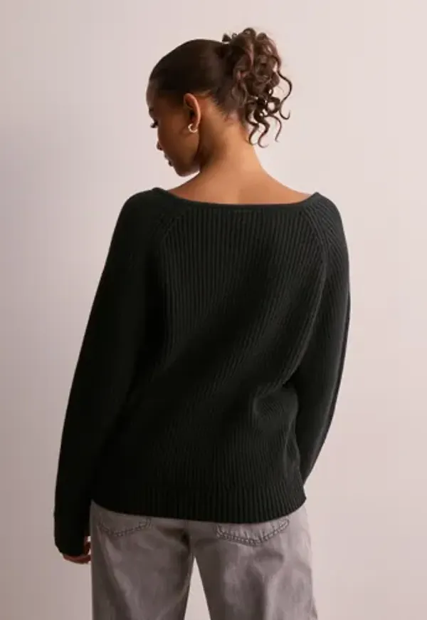 Nelly - Svart - Shaped Neck Knit Sweater