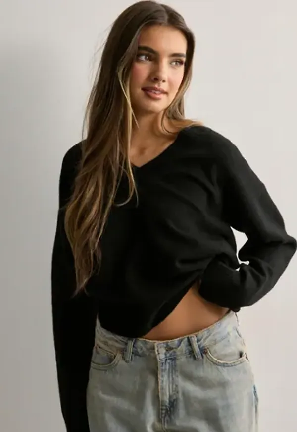 Nelly - Svart - V-neck Knit Sweater